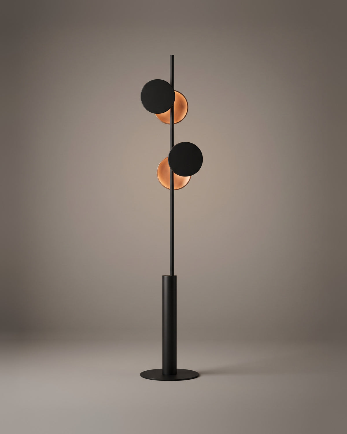 Lampadaire Phases, disques noirs, envers cuivré, vue d'ensemble sur fond neutre