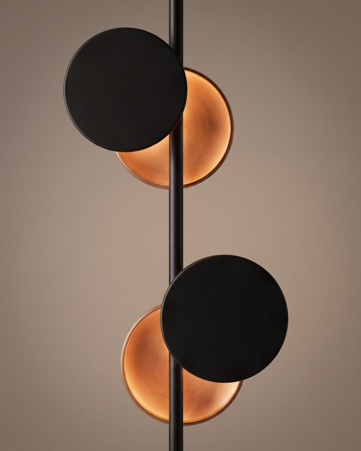 Lampadaire Phases : gros plan sur la matière (tige noire, disques noirs et cuivrés)