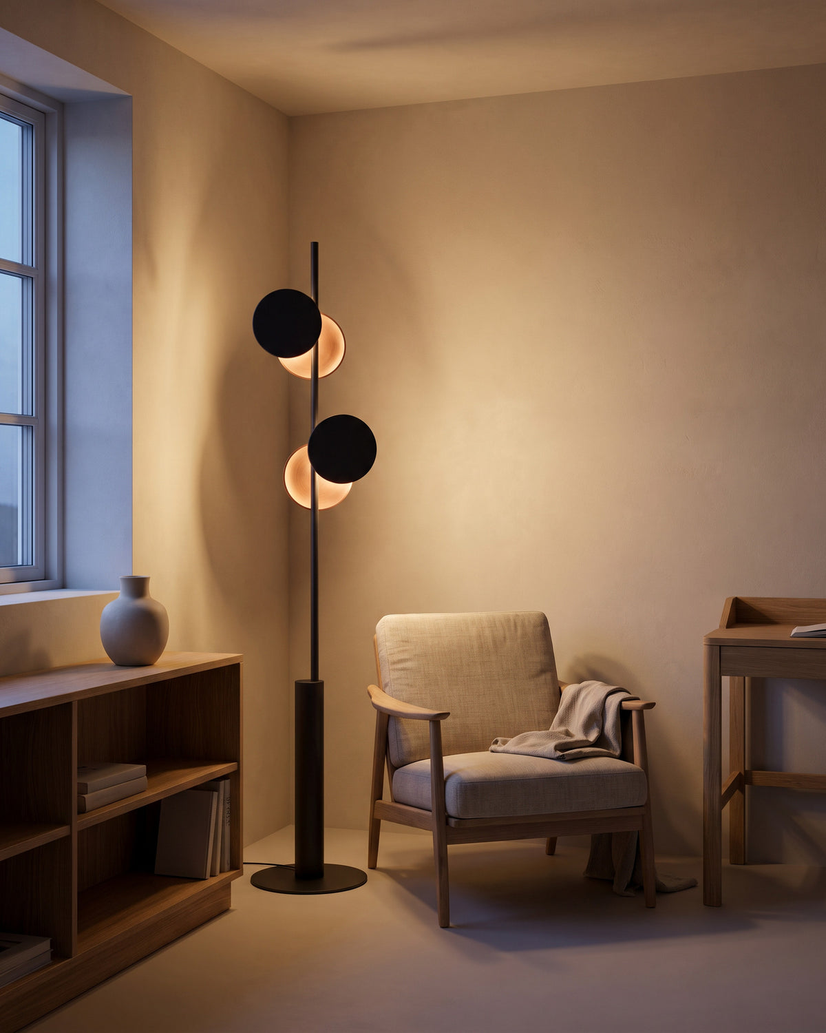 Lampadaire Phases (disques noirs, envers cuivré) dans une seconde pièce, allumé
