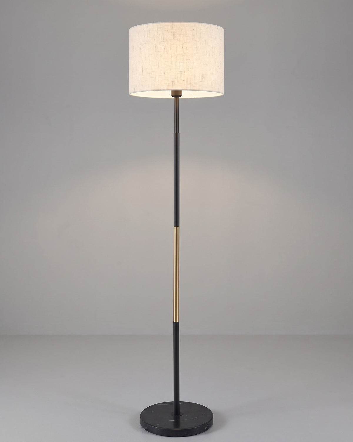Lampadaire Gracile, allumé, photo studio