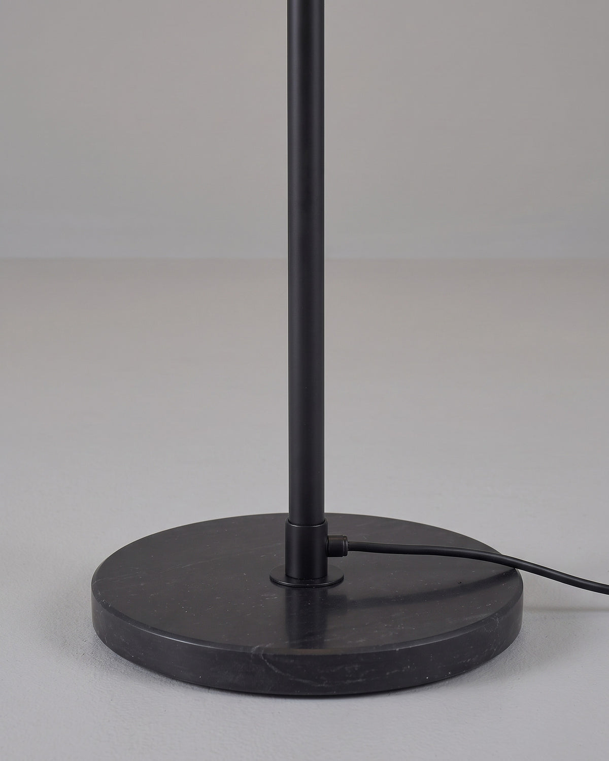 Lampadaire Gracile : détail technique (fixation, câble ou douille)