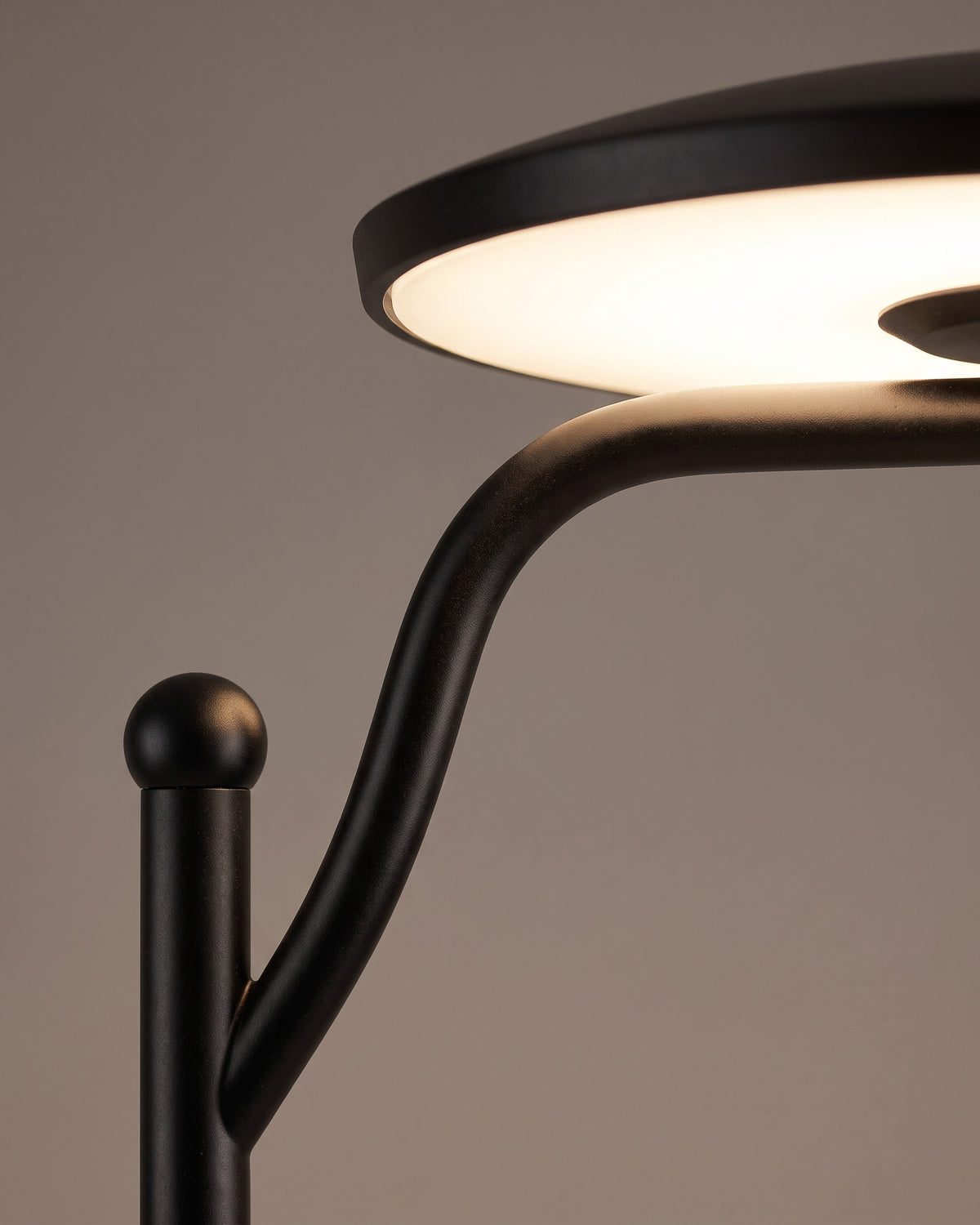 Lampadaire Liseuse : gros plan sur la matière (pied noir, tête orientable, diffuseur blanc)