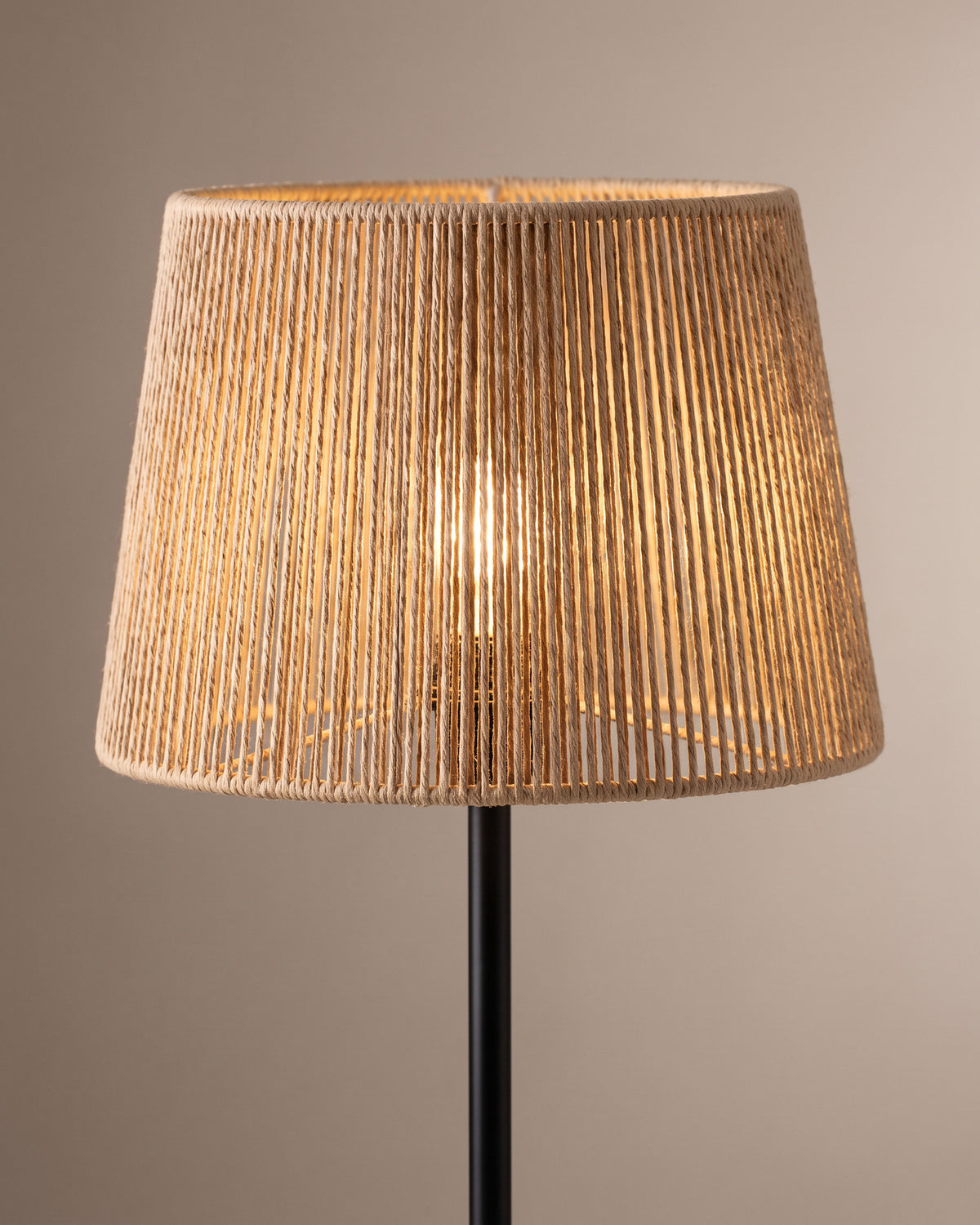 Lampadaire Raphia : gros plan sur la matière (pied noir, abat-jour conique en corde tressée)