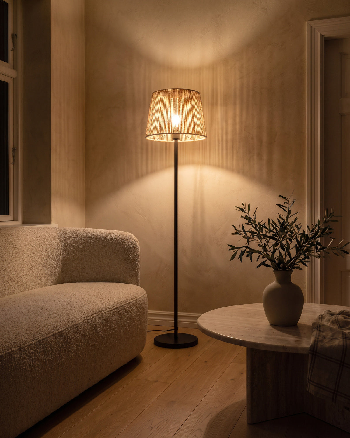 Lampadaire Raphia allumé de nuit