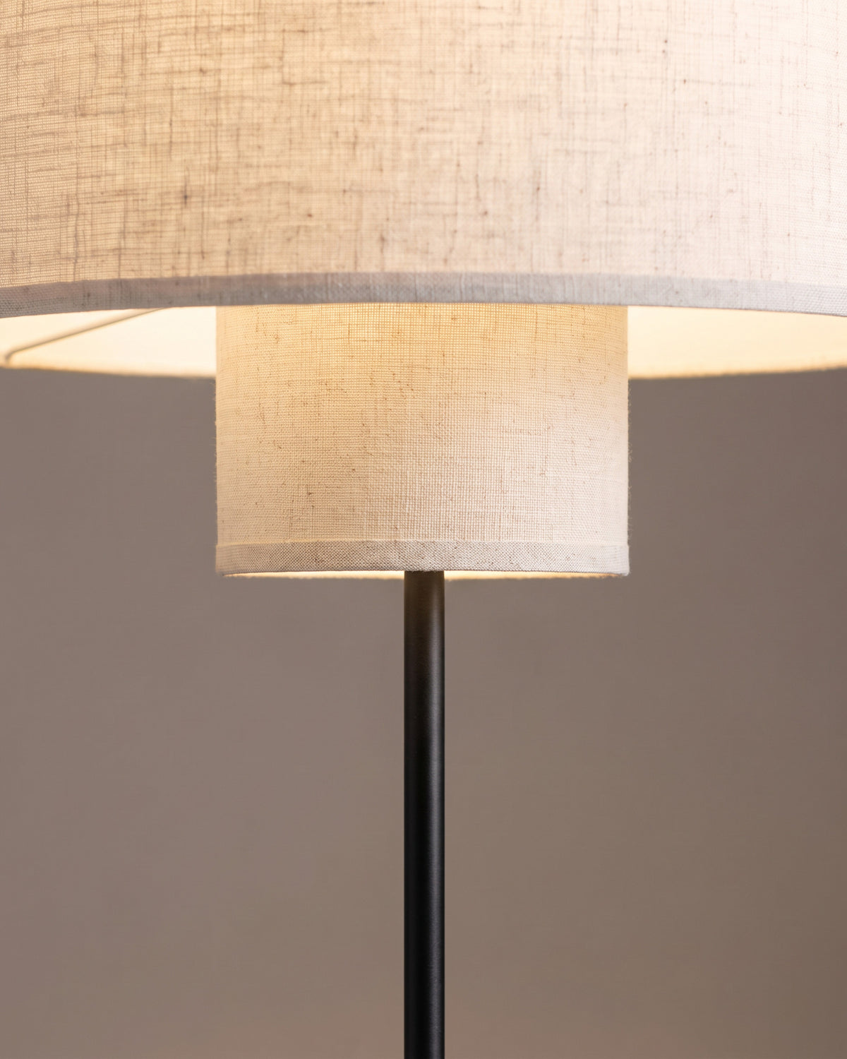 Lampadaire Tandem : gros plan sur les deux abat-jour en tissu superposés et la sortie de la tige noire