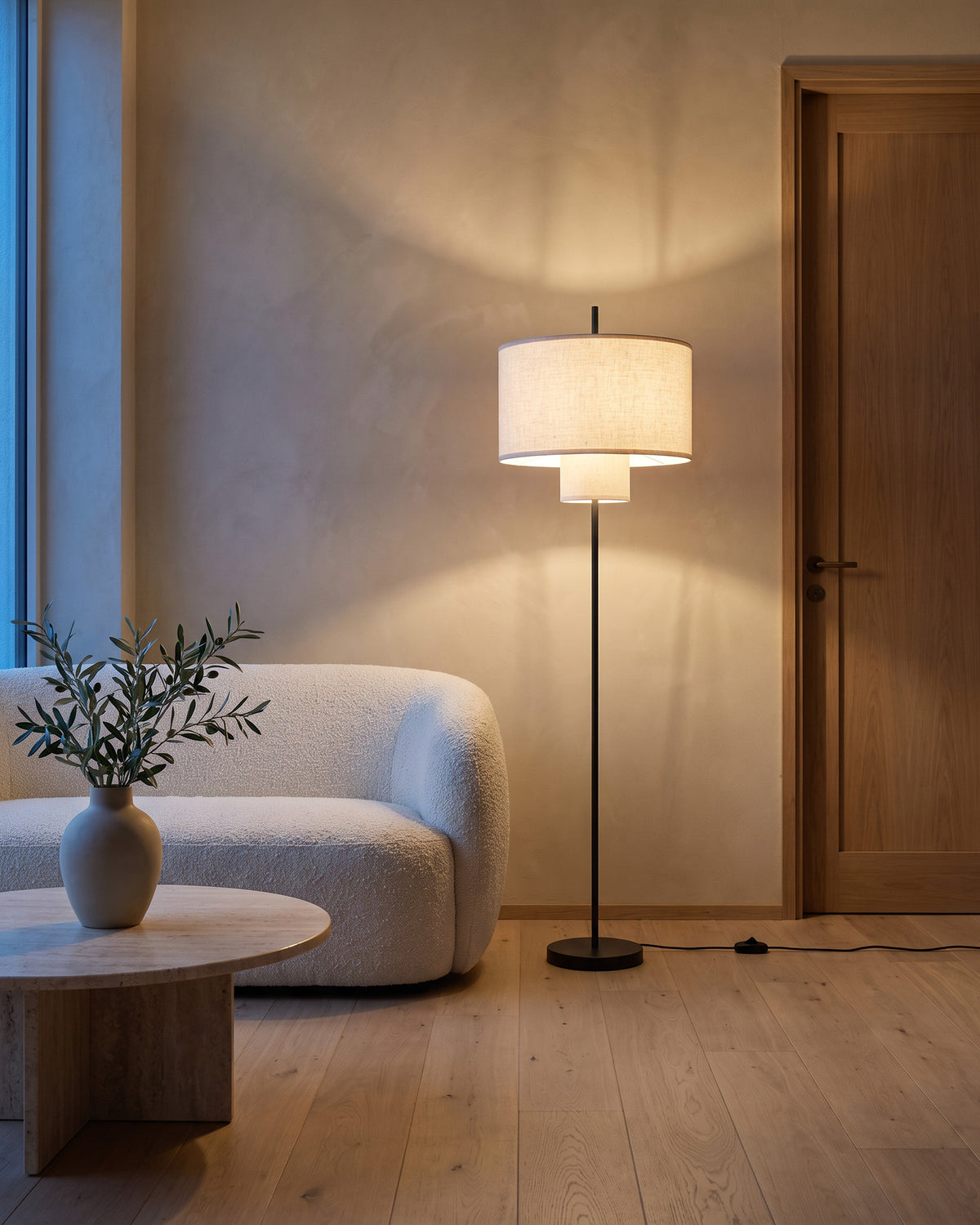 Lampadaire Tandem dans un salon, vue d'ensemble qui montre sa taille réelle