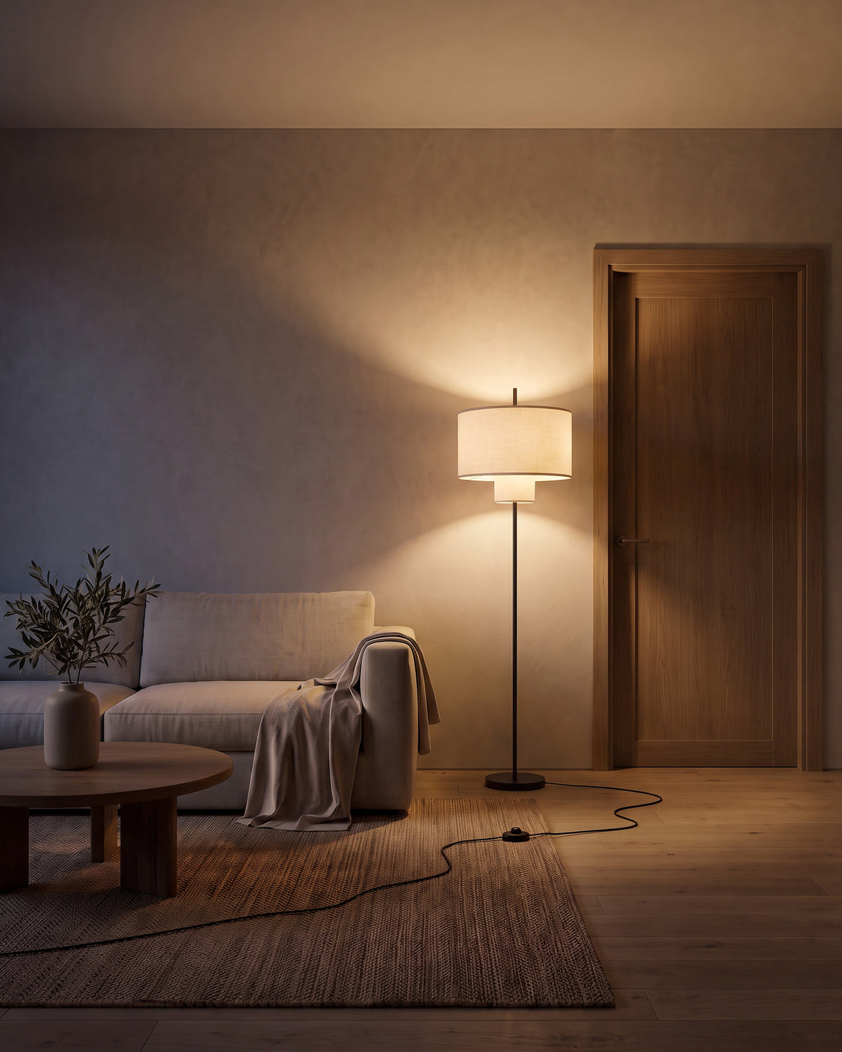 Lampadaire Tandem allumé la nuit dans un salon, effet de lumière