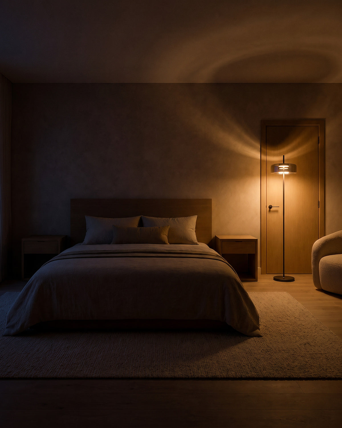 Lampadaire Palet allumé la nuit dans une chambre, effet de lumière
