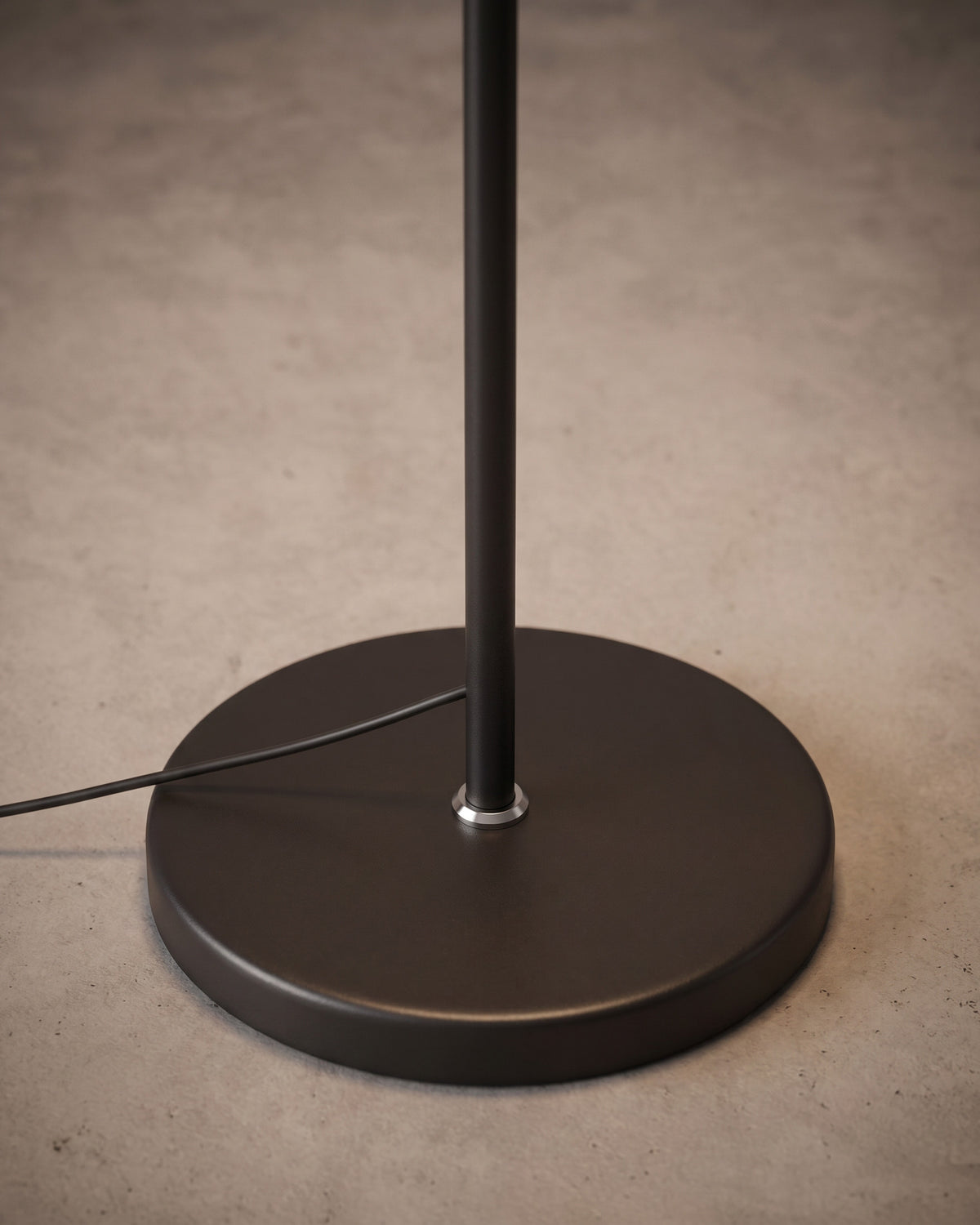 Lampadaire Palet : détail, la jonction du pied conique en noyer et de la tige noire