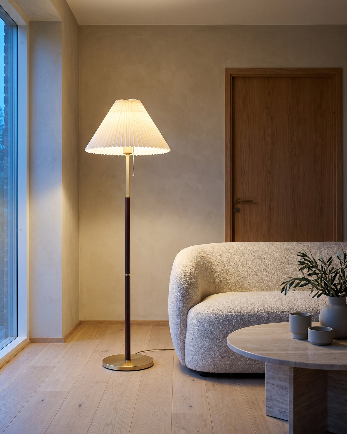 Lampadaire Ombrelle dans un salon, vue d'ensemble qui montre sa