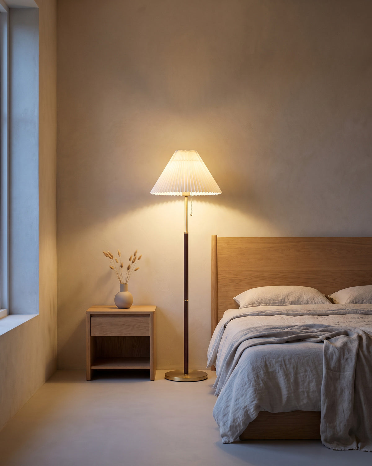 Lampadaire Ombrelle dans une seconde pièce, allumé