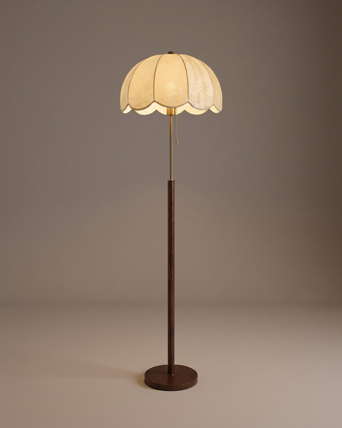 Lampadaire Dentelle, abat-jour brodé festonné, vue d'ensemble sur fond neutre