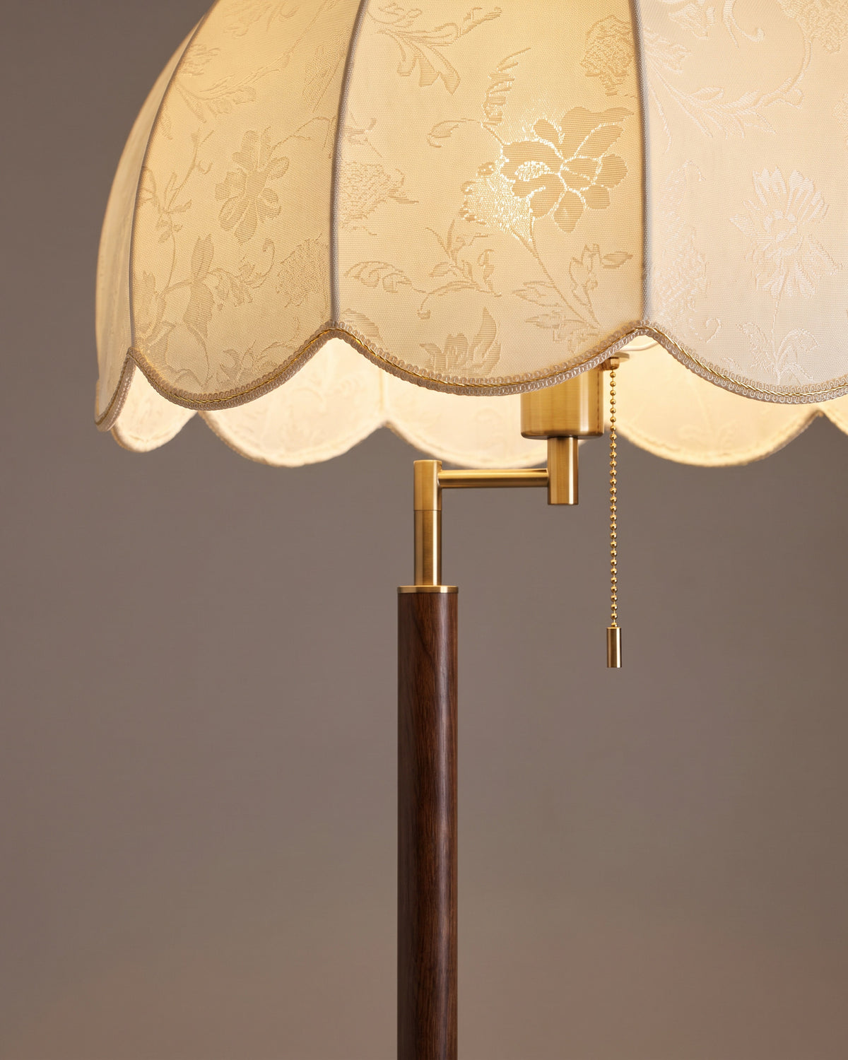 Lampadaire Dentelle : gros plan sur la matière (tissu brodé et finition bois)