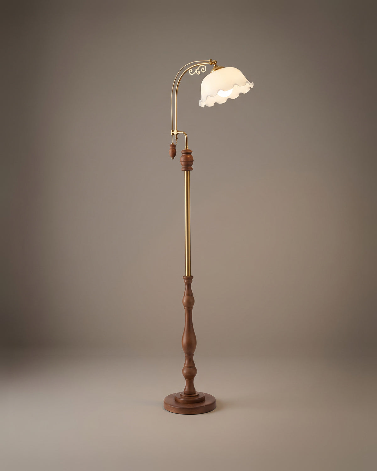 Lampadaire Églantine, tulipe de verre et bras doré, vue d'ensemble sur fond neutre