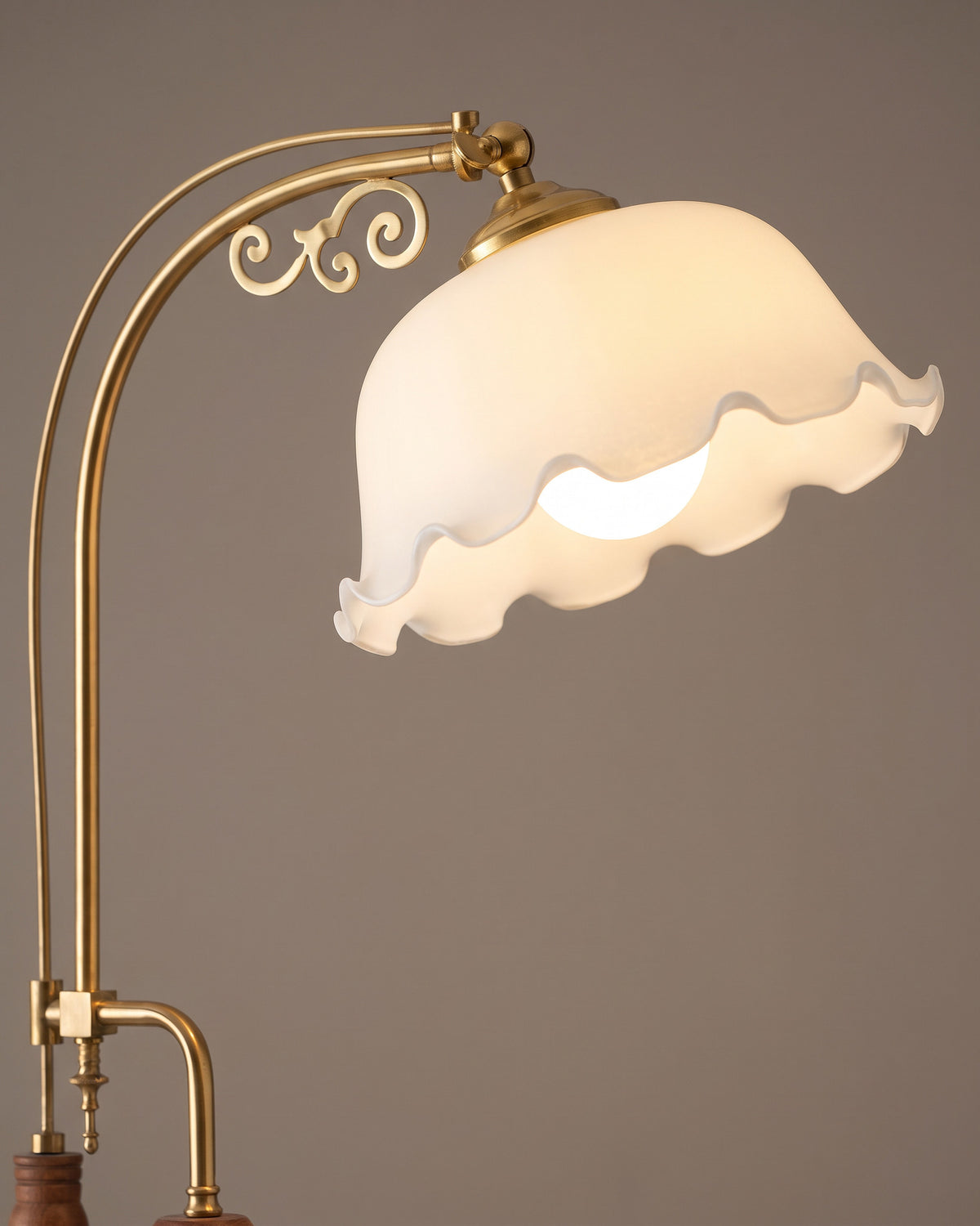 Lampadaire Églantine : gros plan sur la matière (bois, métal doré et verre)