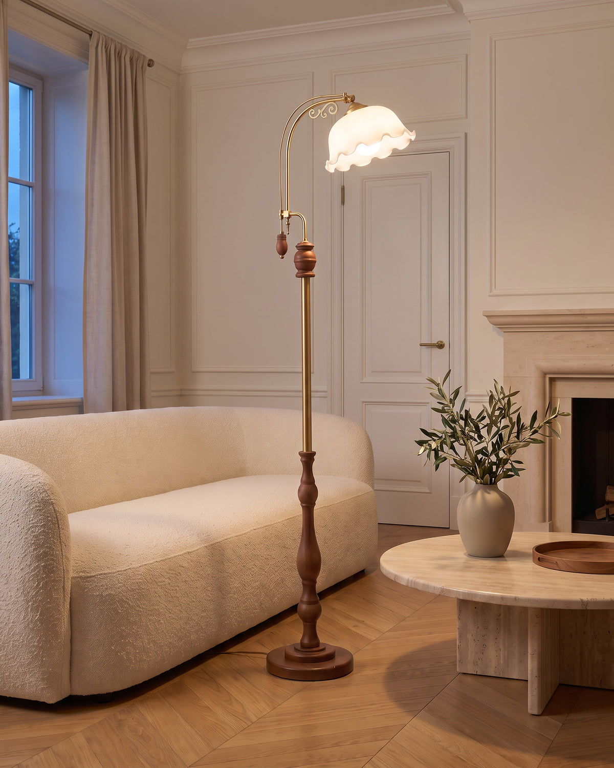 Lampadaire Églantine dans une pièce : vue d'ensemble qui montre sa taille réelle