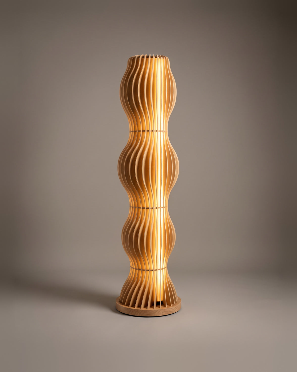 Lampadaire Torsade, allumé, photo studio