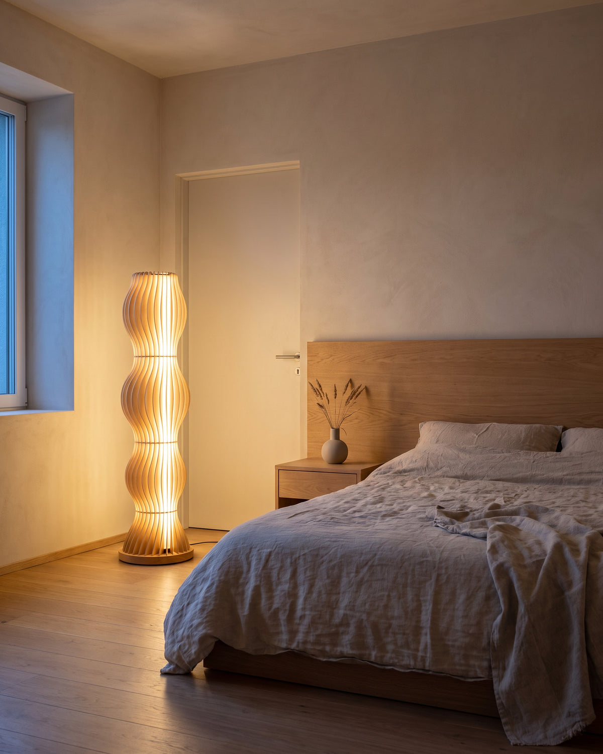 Lampadaire Torsade dans une chambre, en soirée