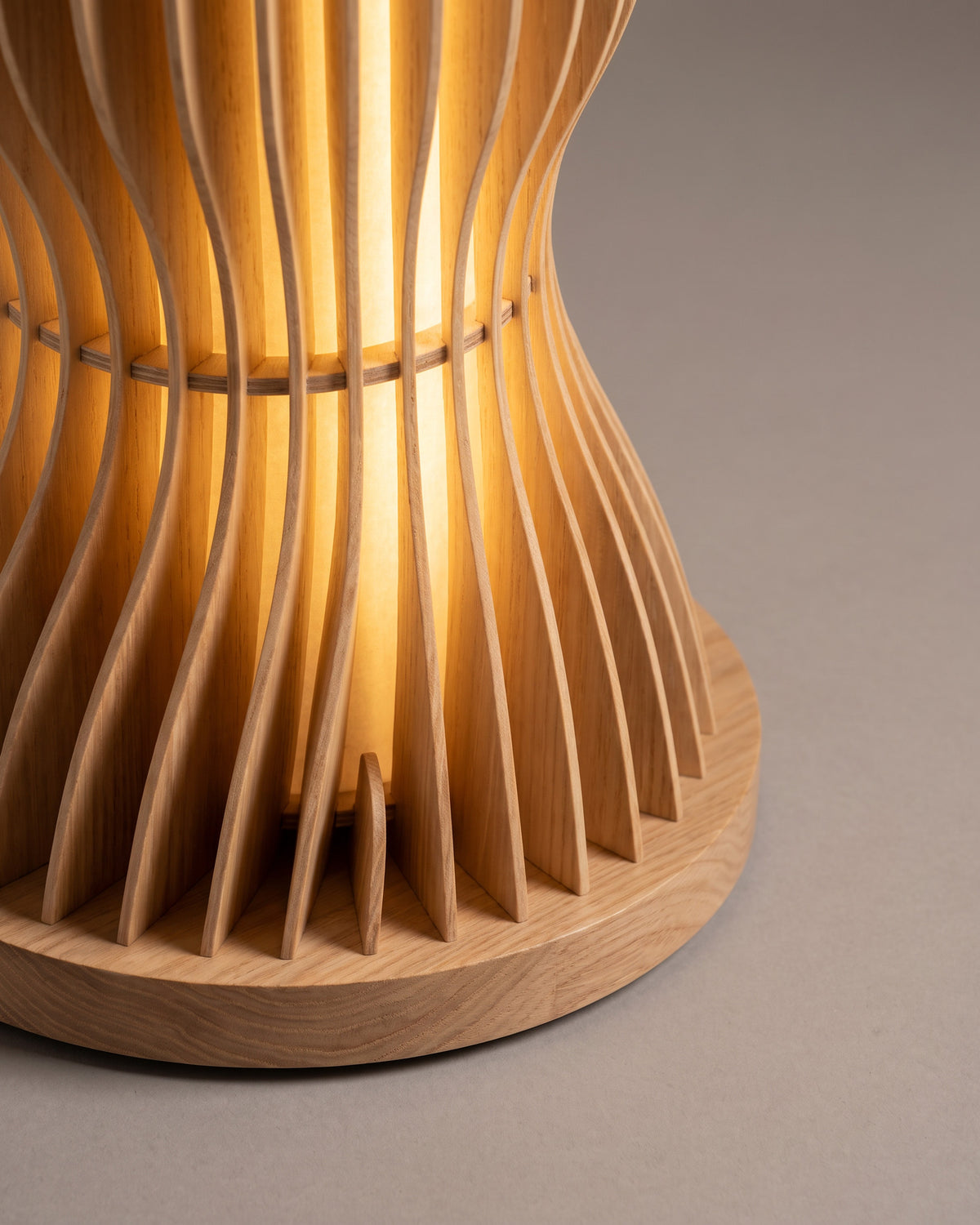 Lampadaire Torsade : détail, le petit trépied métallique sous la base des lamelles