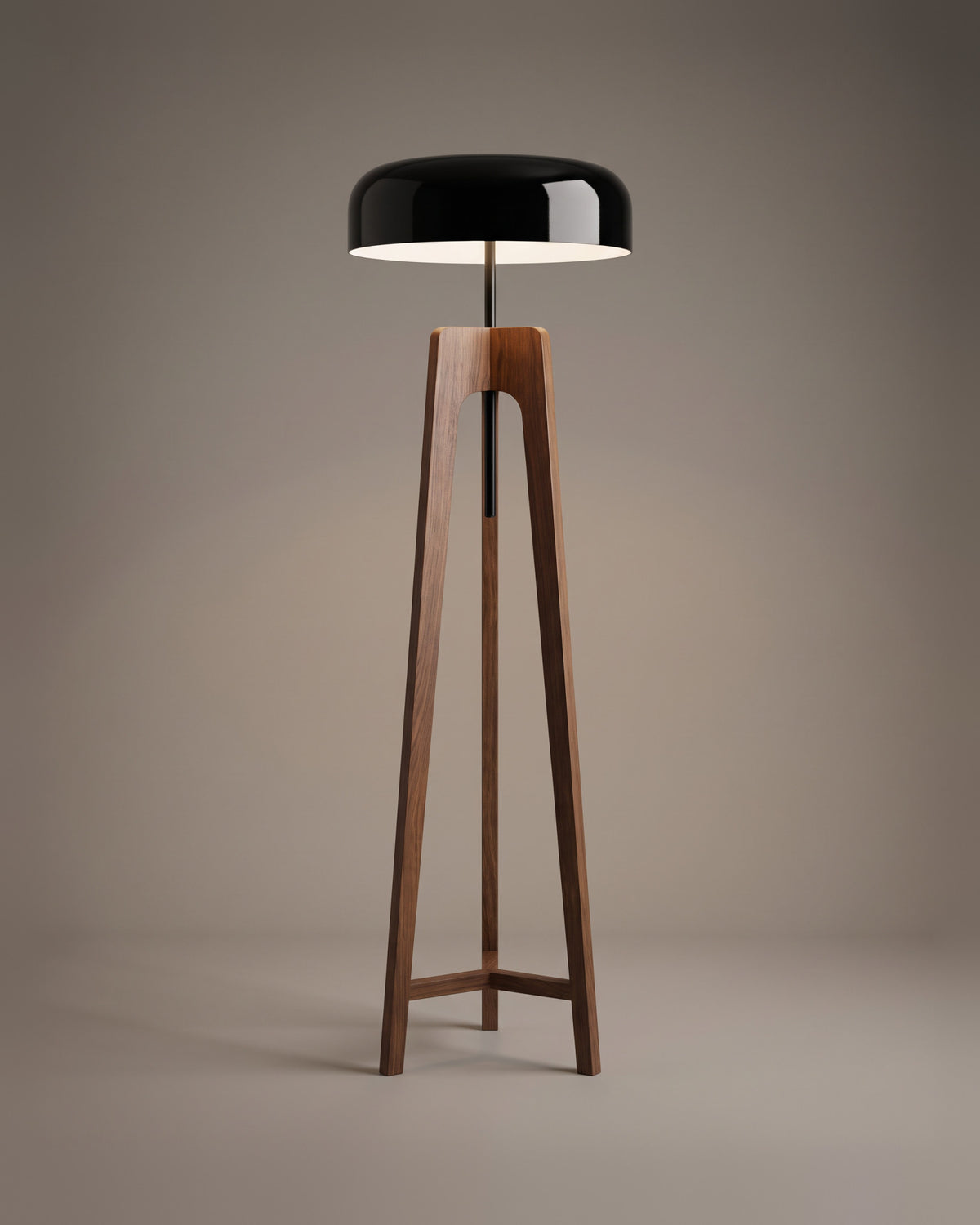 Lampadaire Chapeau, trépied bois et chapeau noir, vue d'ensemble sur fond neutre