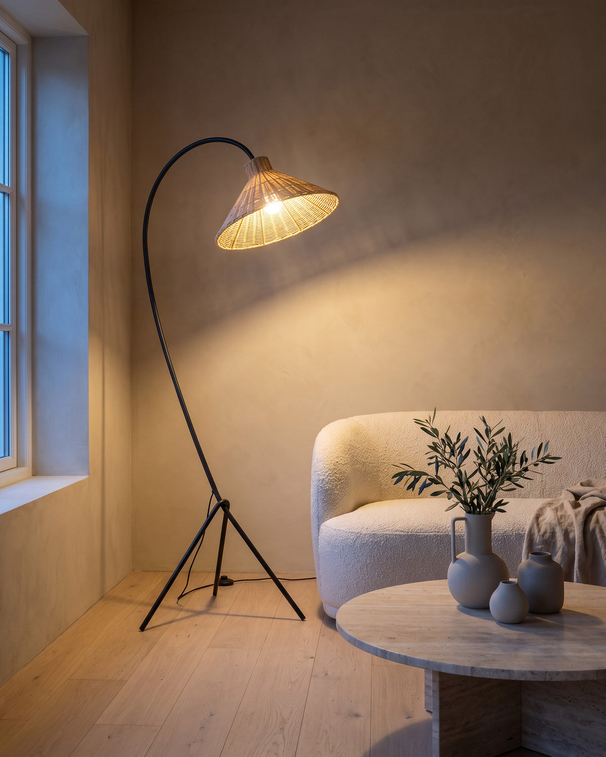 Lampadaire Héron dans un salon, en soirée