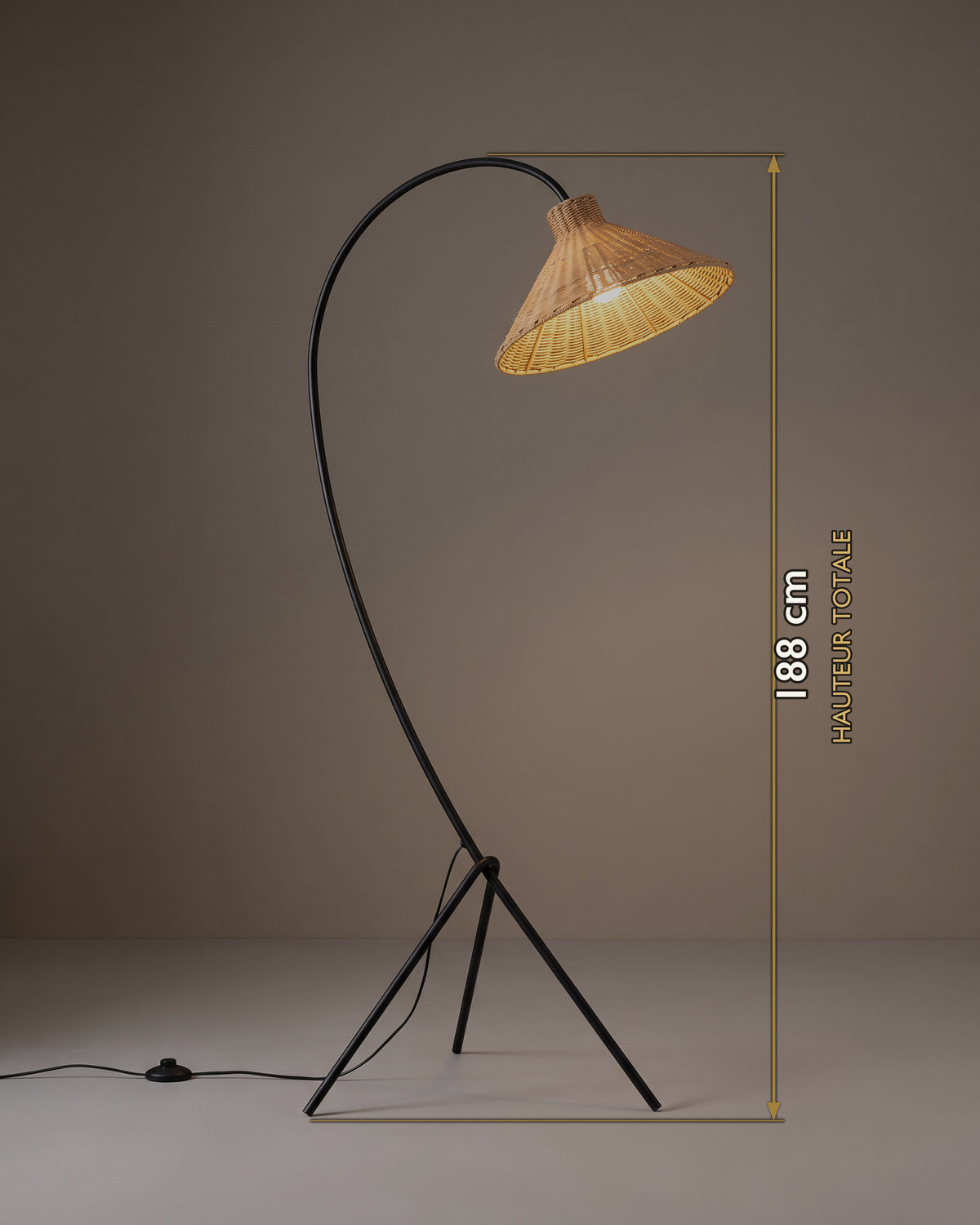 Carte des dimensions du lampadaire trépied noir à abat-jour en rotin tressé