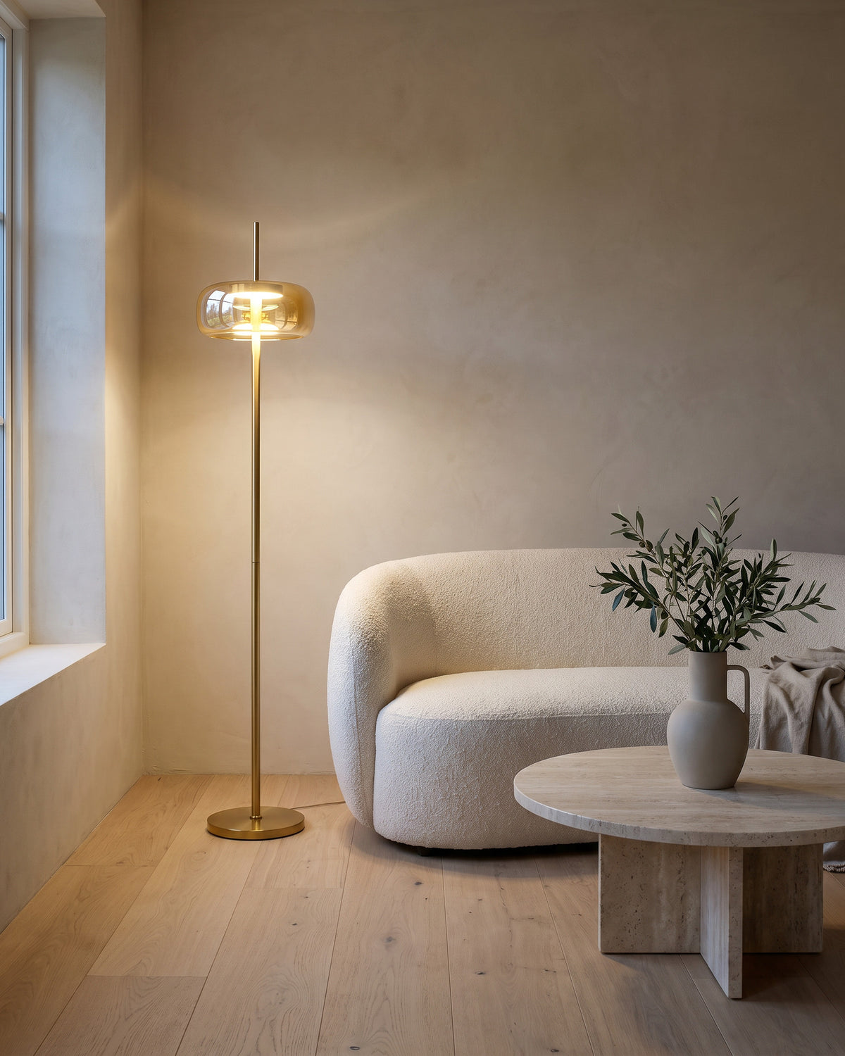 Lampadaire Cabochon dans un salon, en soirée