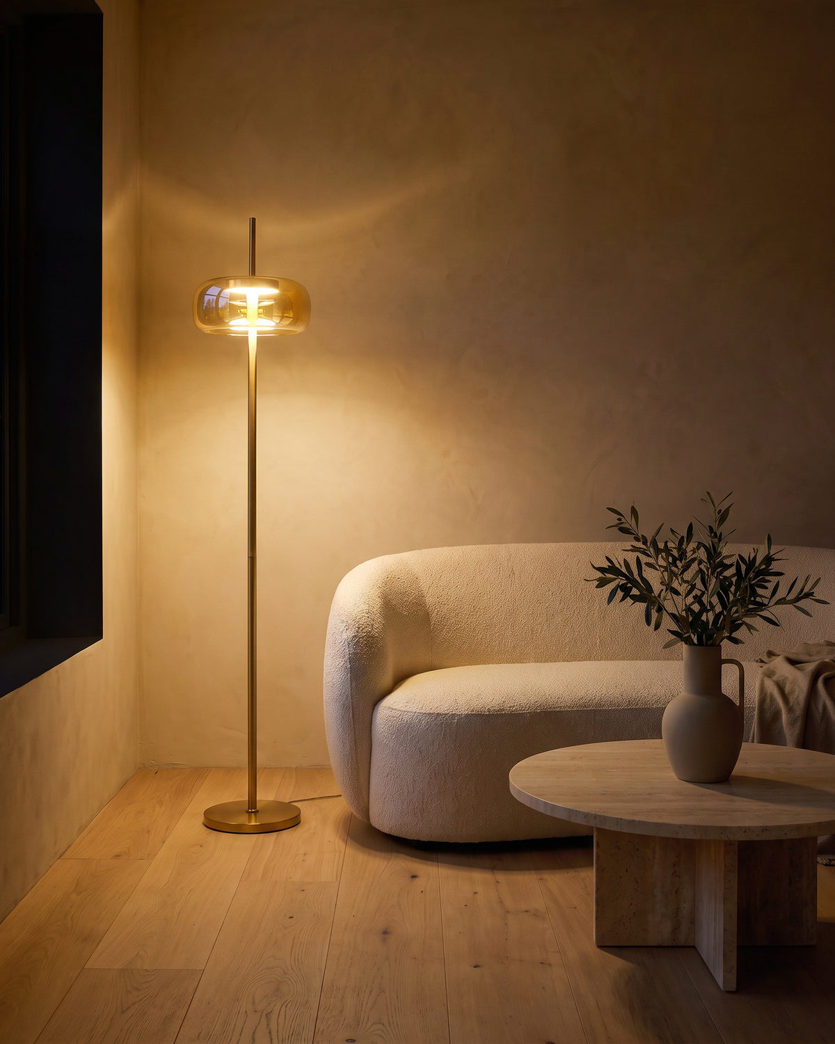 Lampadaire Cabochon allumé la nuit dans un salon, effet de lumière