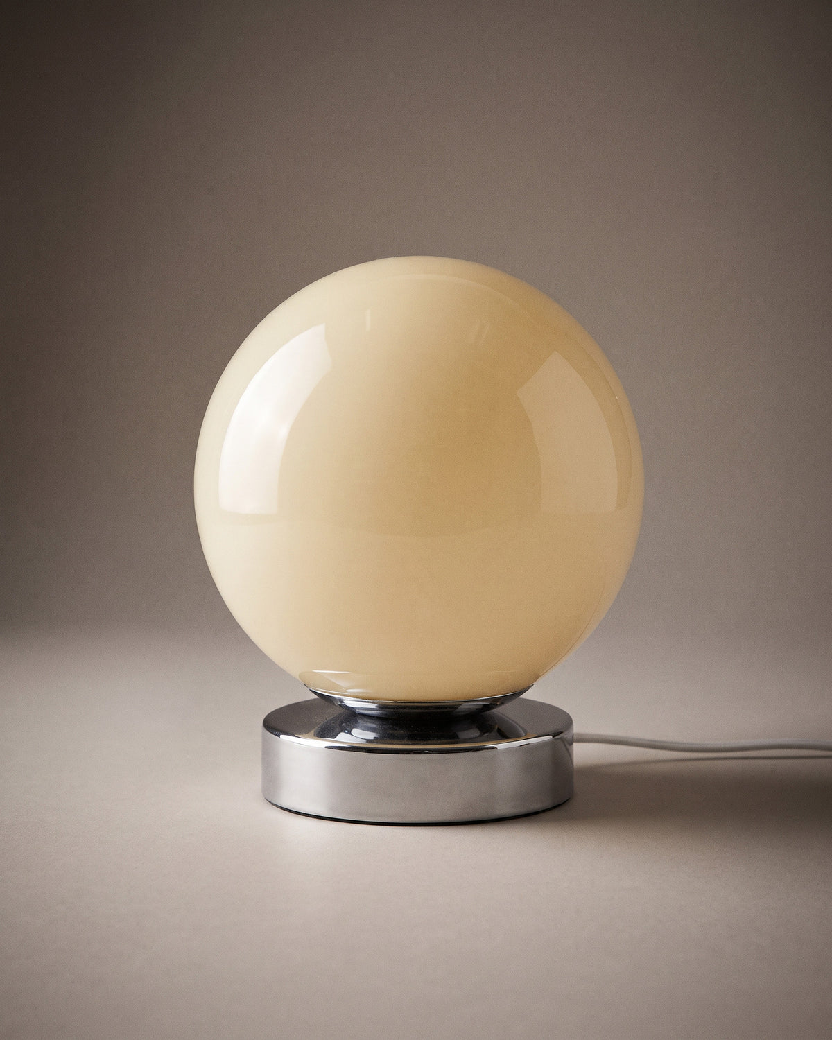 Lampe de table Pleine Lune, allumée, photo studio