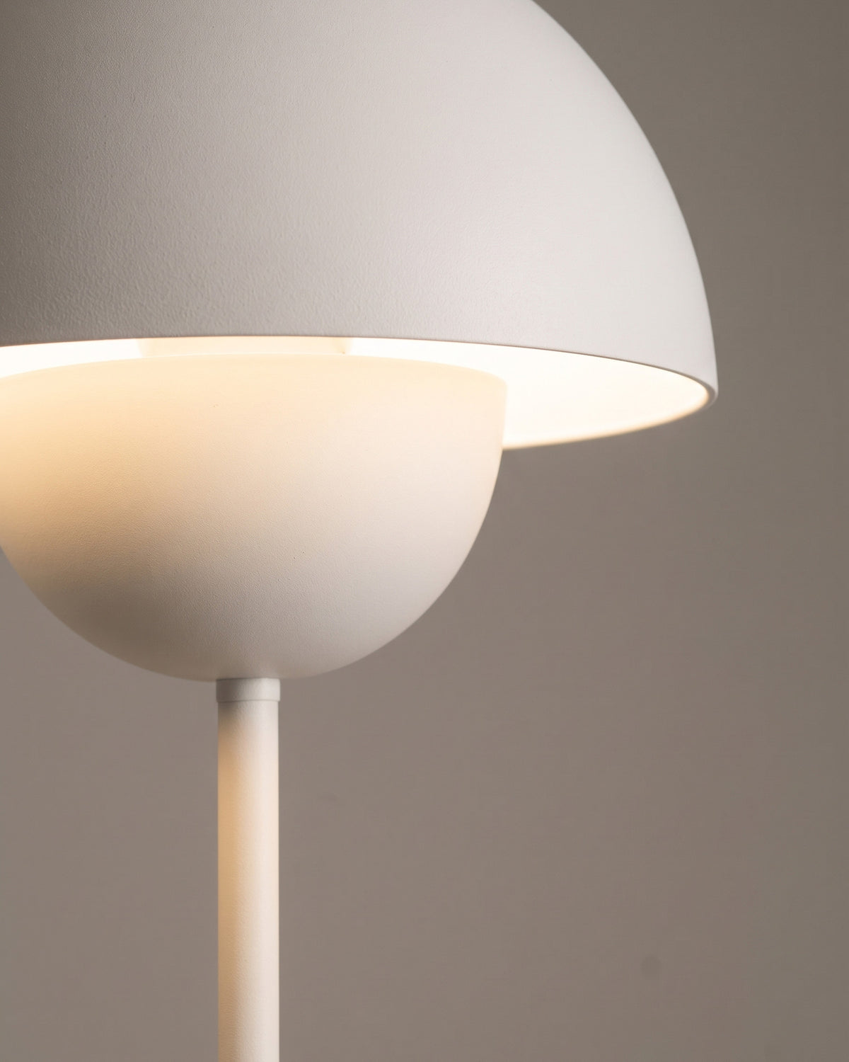 Lampadaire Capuchon: gros plan sur le dessous du dôme avec le globe diffuseur et le départ de la tige