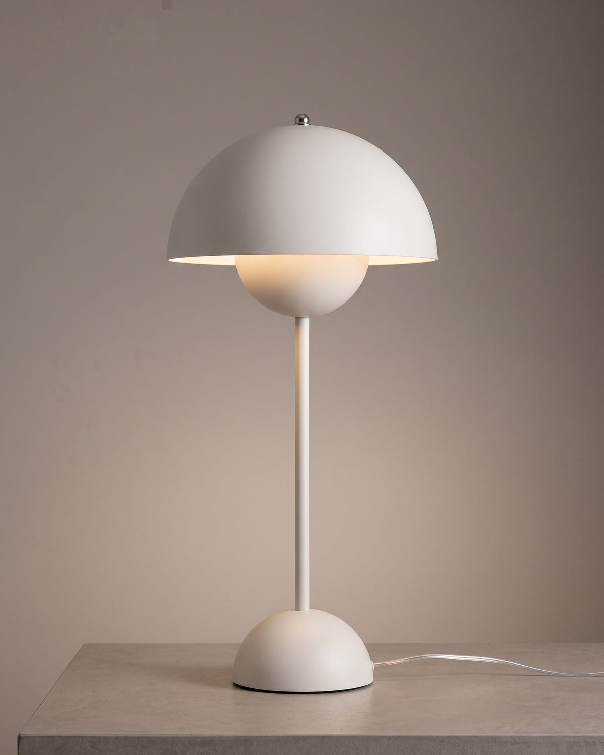 Lampe à poser Capuchon 50 cm, finition blanc : abat-jour en dôme sur un meuble