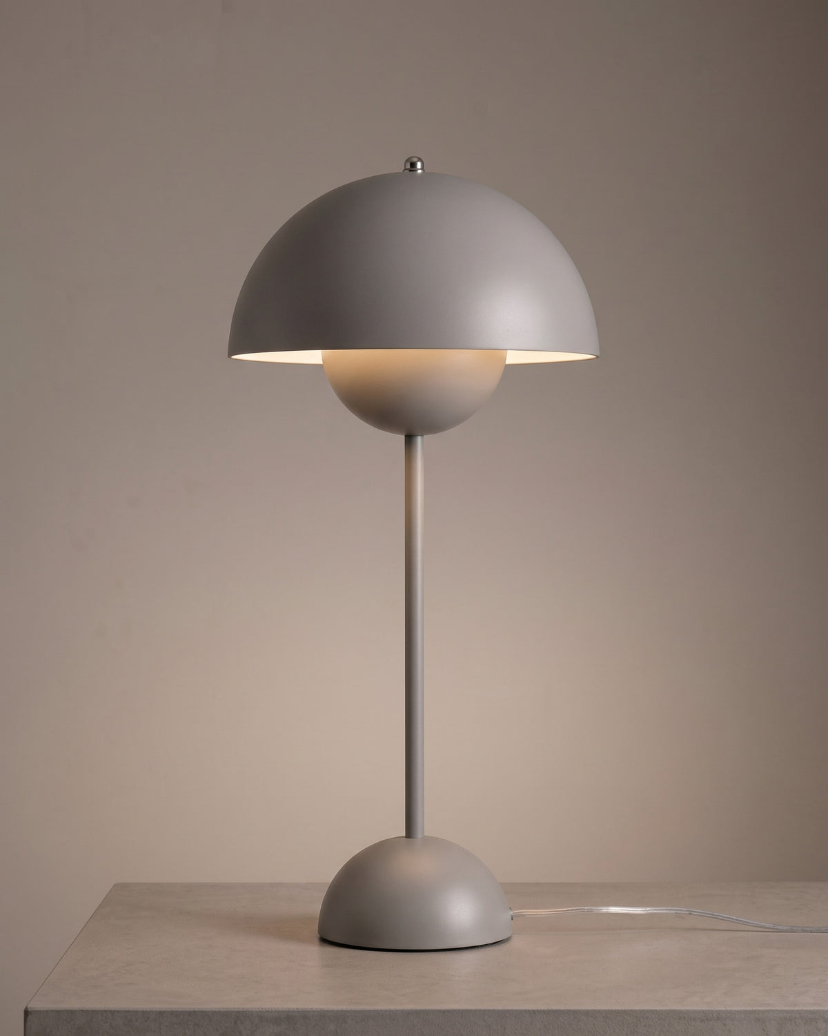 Lampe à poser Capuchon 50 cm, finition gris : abat-jour en dôme sur un meuble