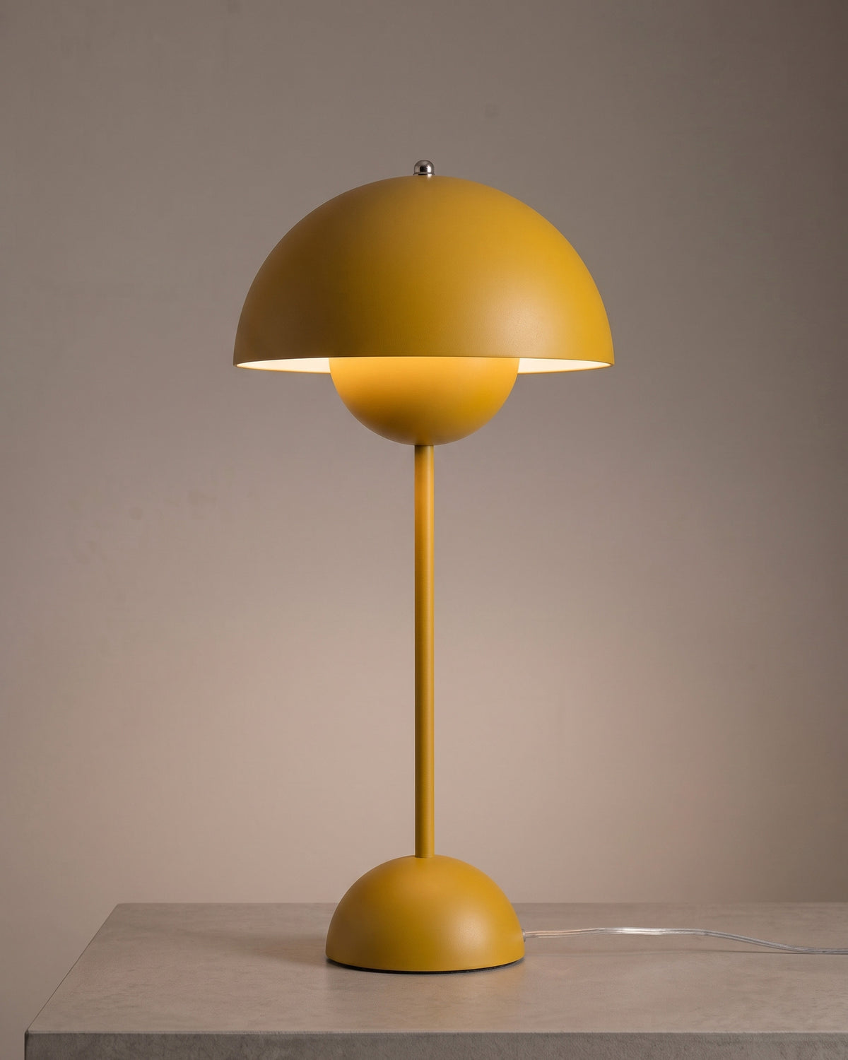 Lampe à poser Capuchon 50 cm, finition jaune : abat-jour en dôme sur un meuble