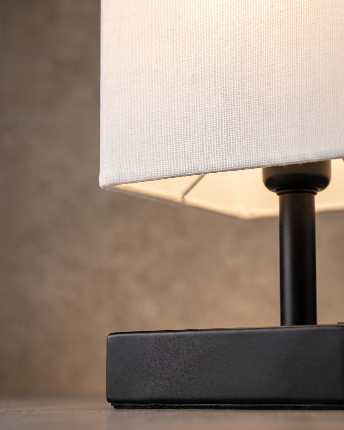 Lampe de table Colonnade : gros plan sur le bas de l'abat-jour en tissu et le socle carré noir