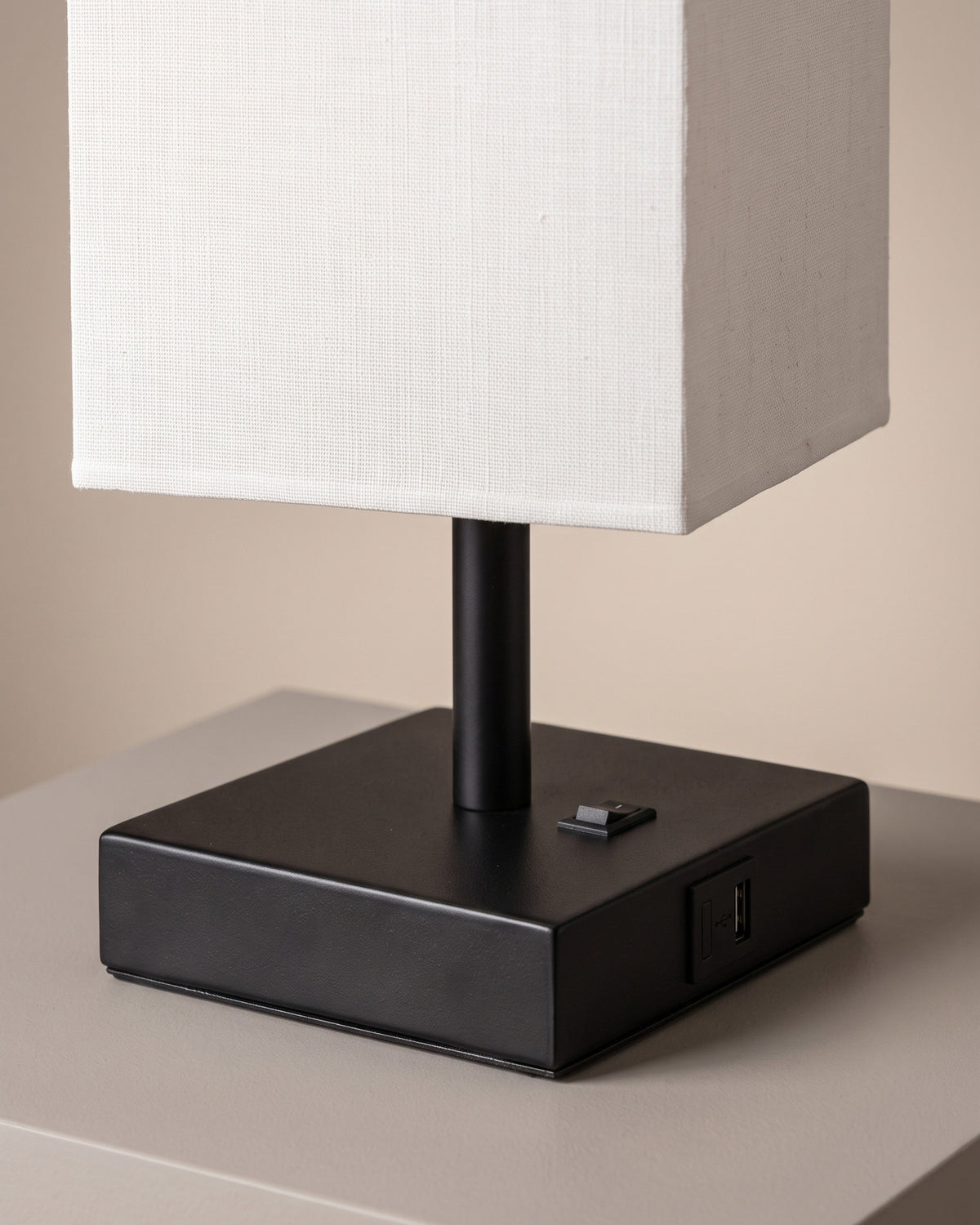 Lampe de table Colonnade : détail technique (fixation, câble ou douille)