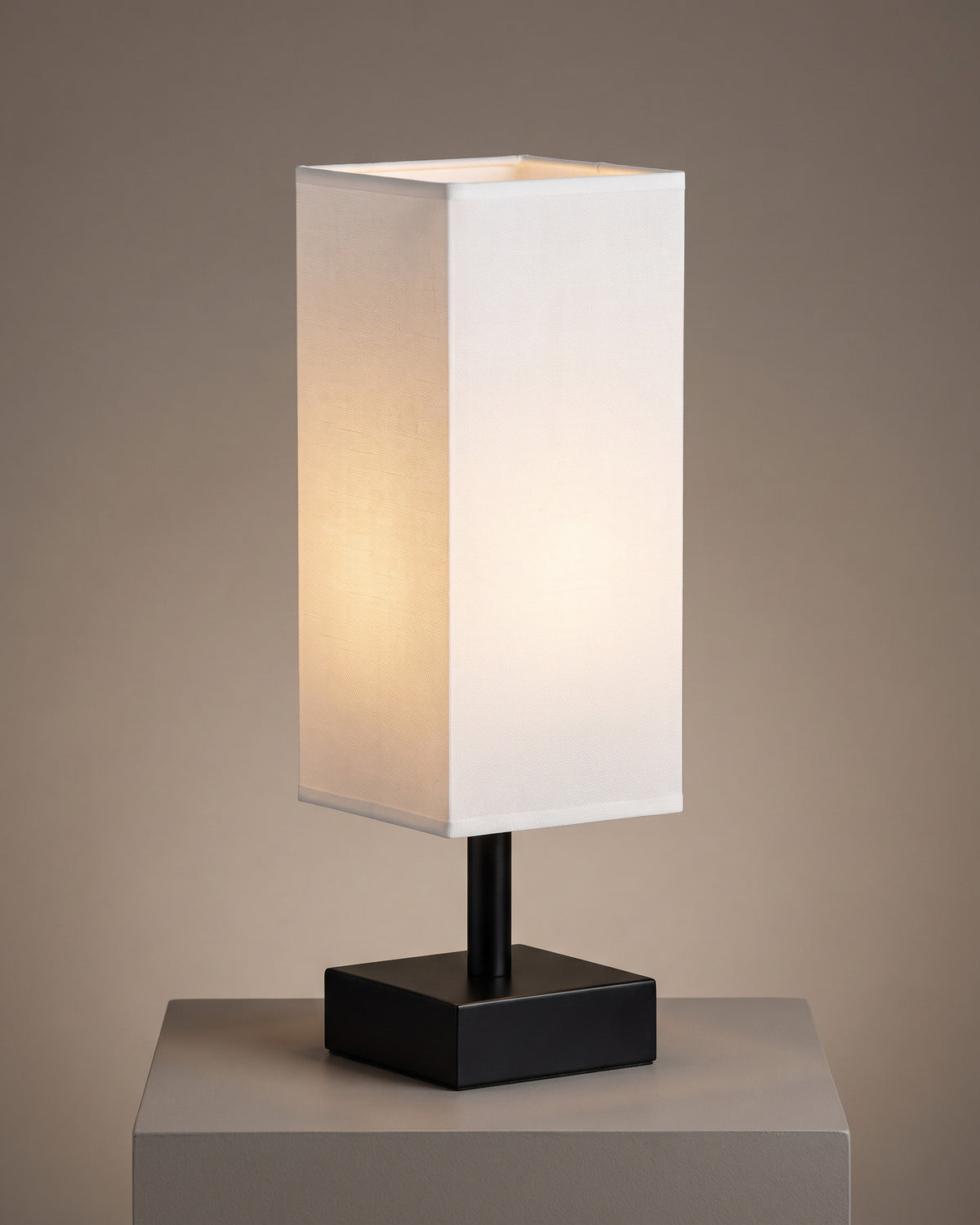 Lampe de table Pilastre, allumée, photo studio