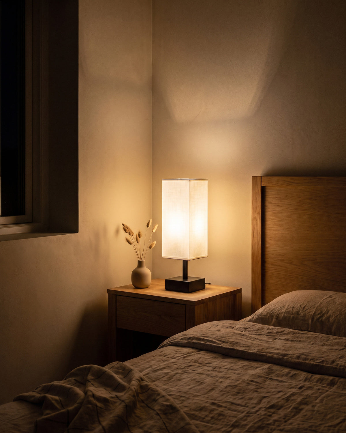 Lampe de table Pilastre allumée de nuit
