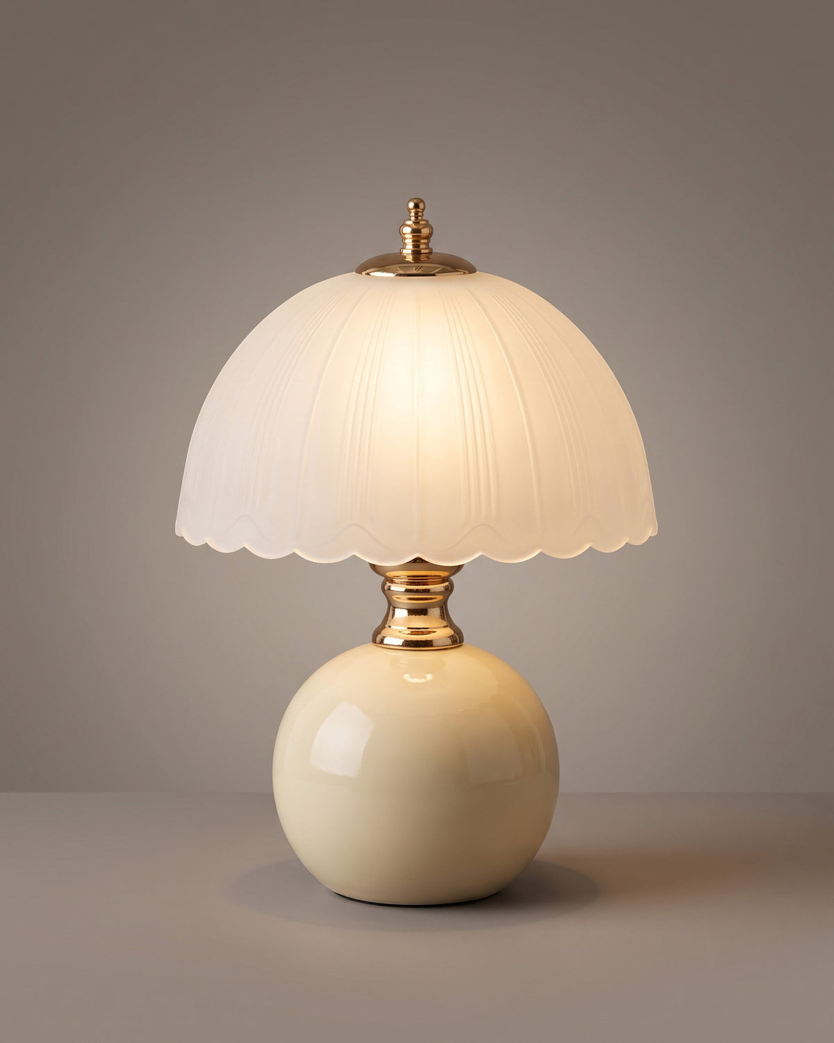 Lampe de table Camomille, allumée, photo studio