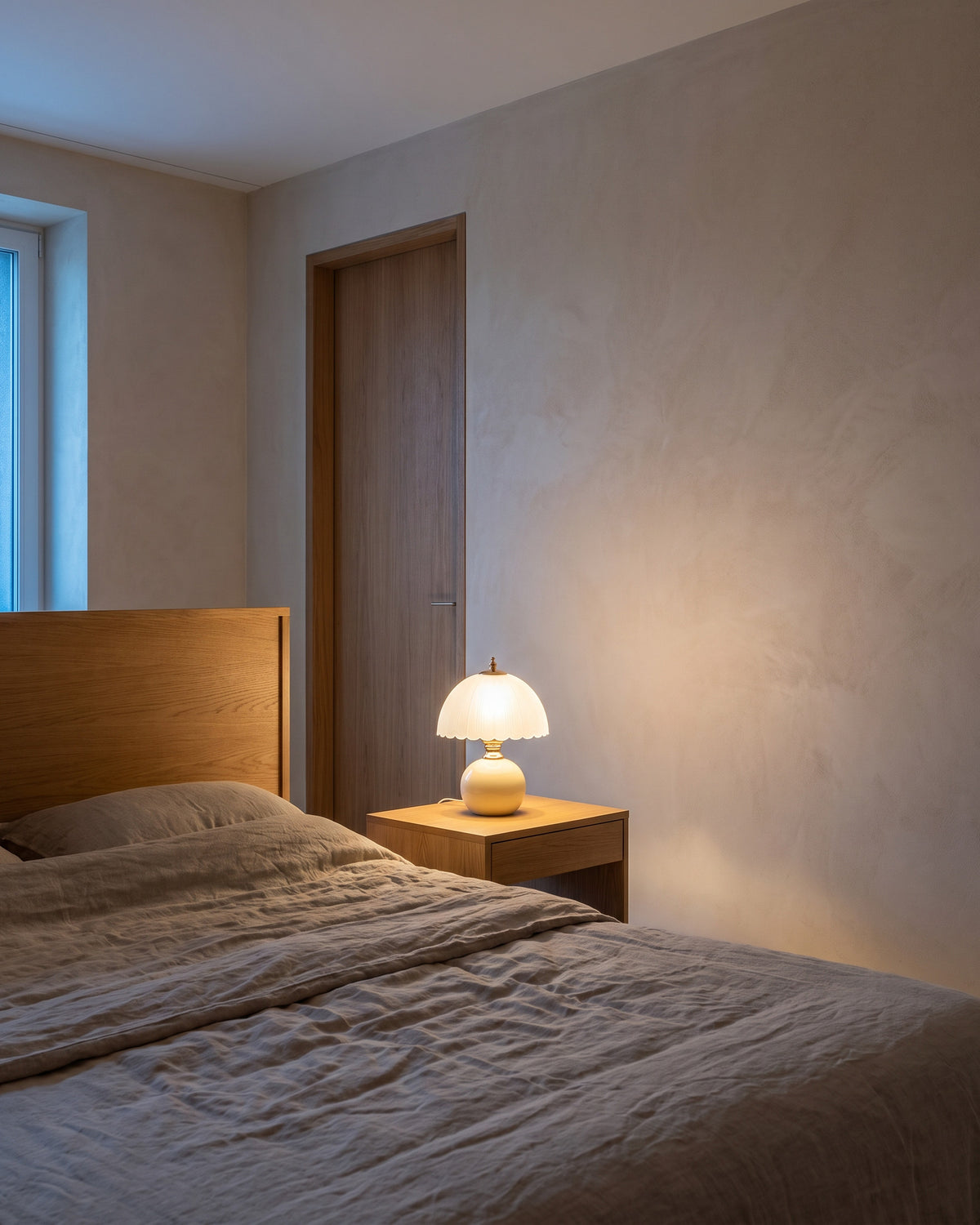 Lampe de table Camomille dans une chambre, vue d'ensemble qui montre sa taille réelle