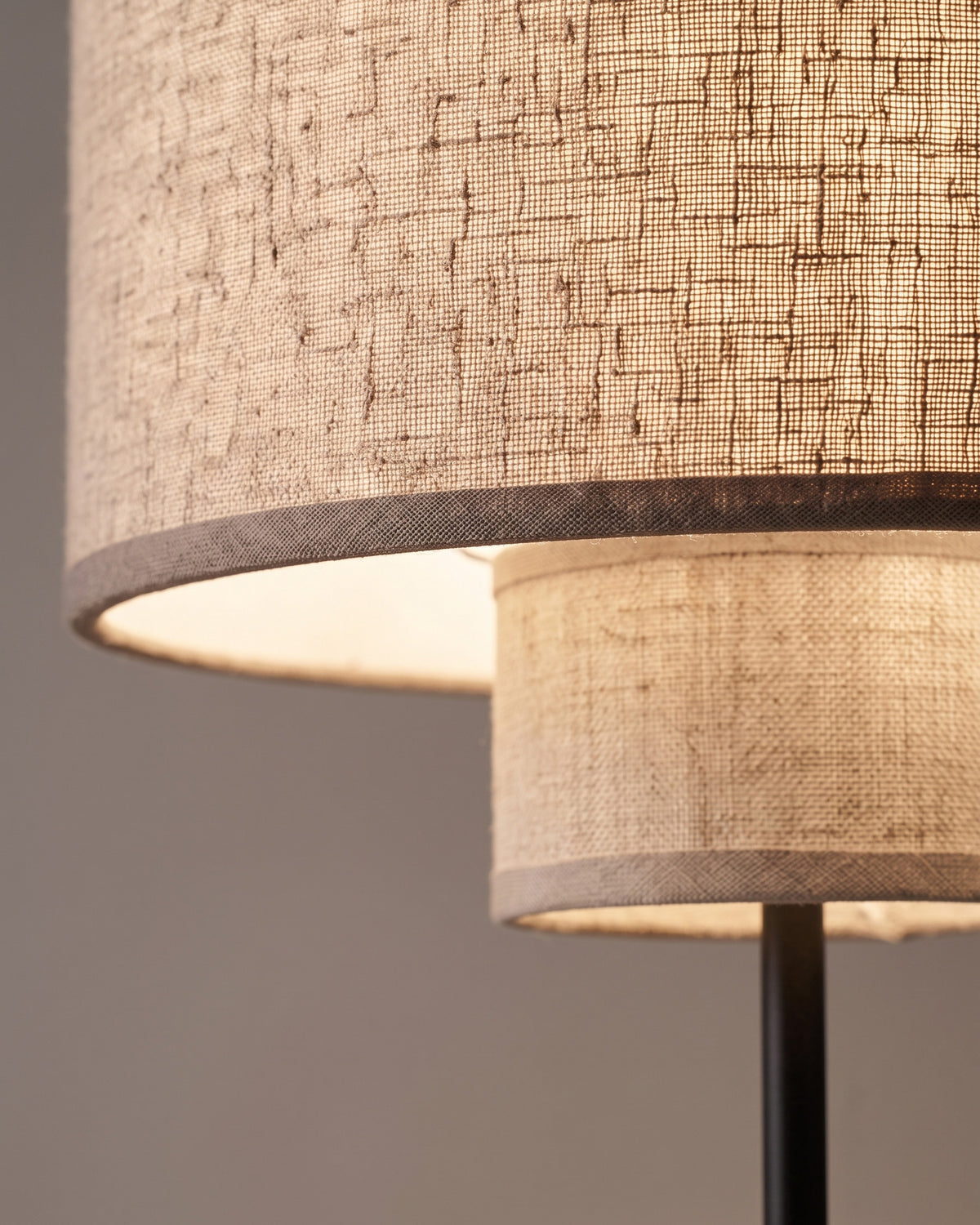 Lampe de table Duplex : gros plan sur la matière (tissu beige et métal noir)