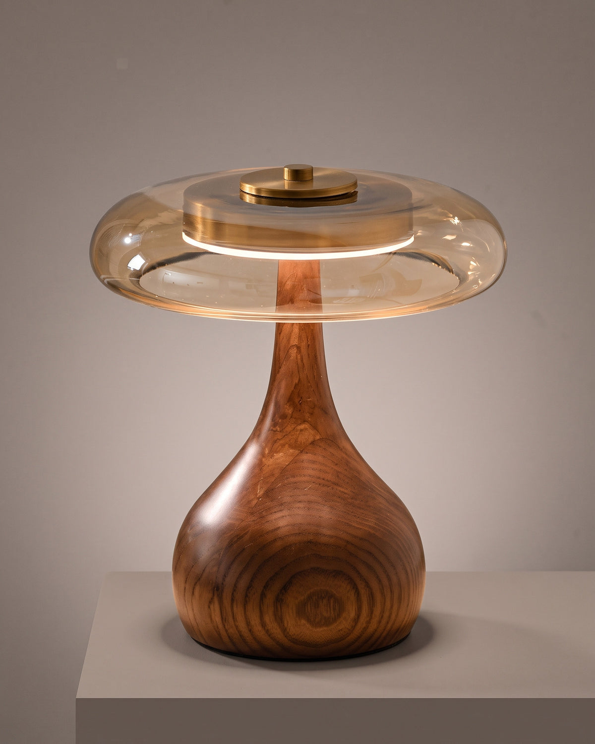 Lampe de table Mirabelle, allumée, photo studio
