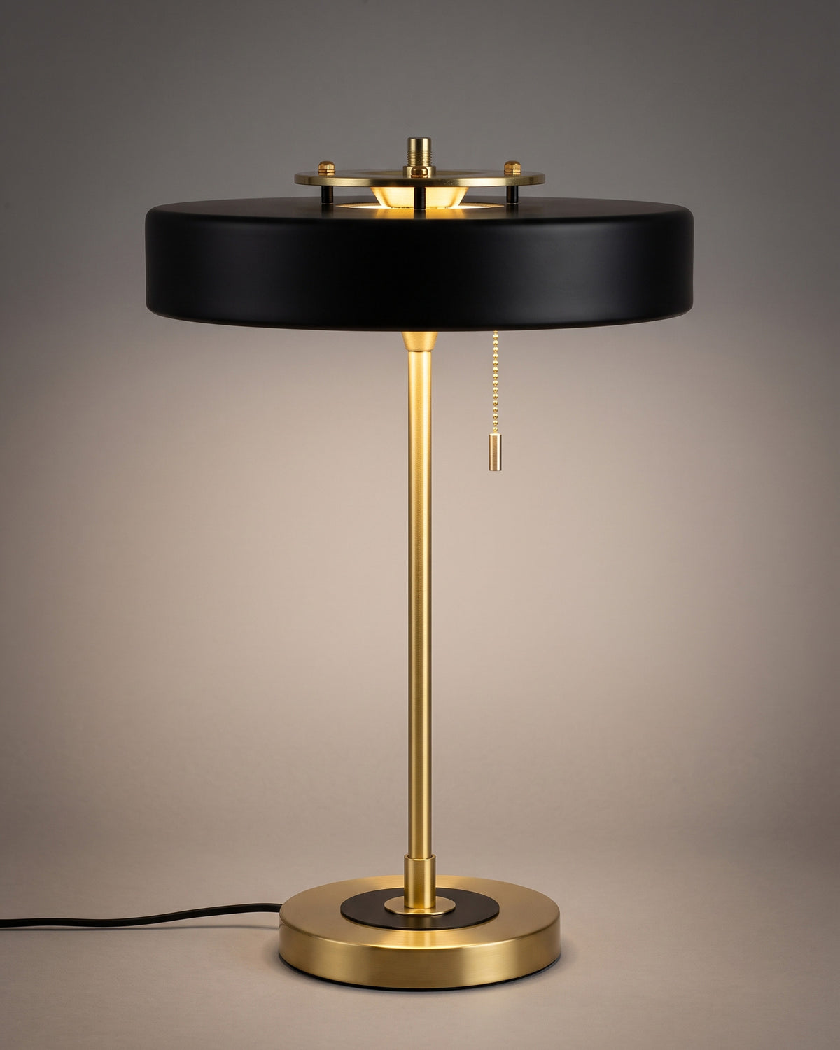 Lampe de table Médaillon, allumée, photo studio