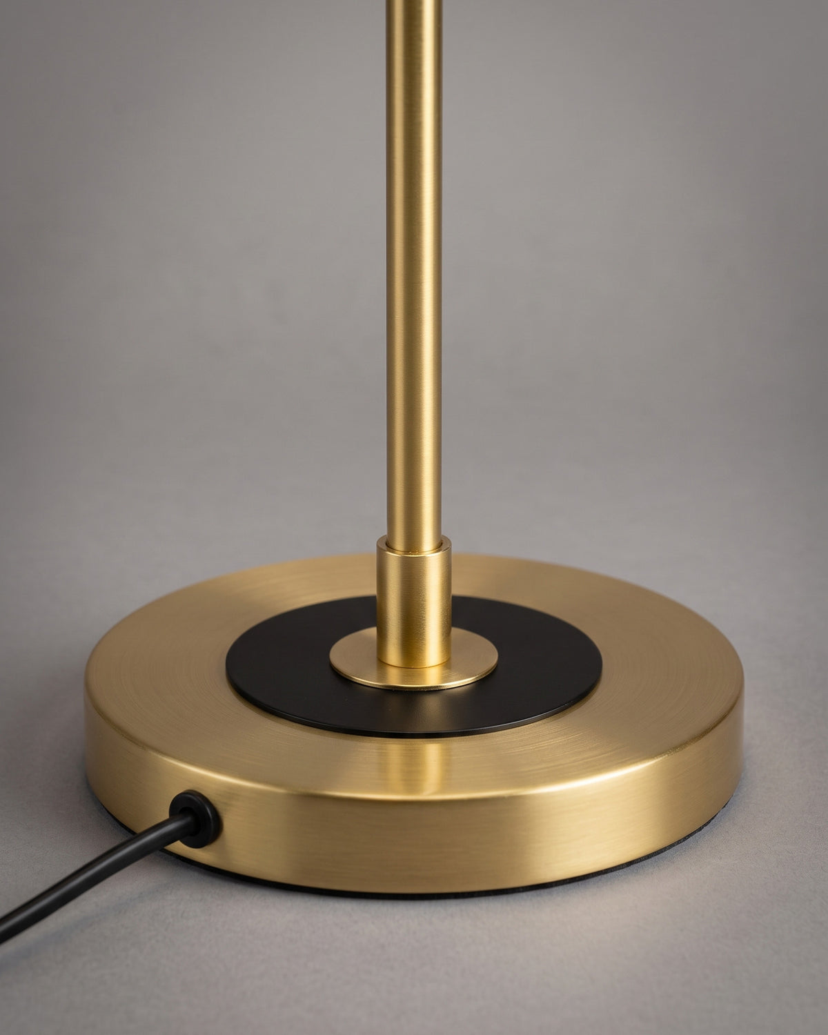 Lampe de table Médaillon : détail technique (fixation, câble ou douille)