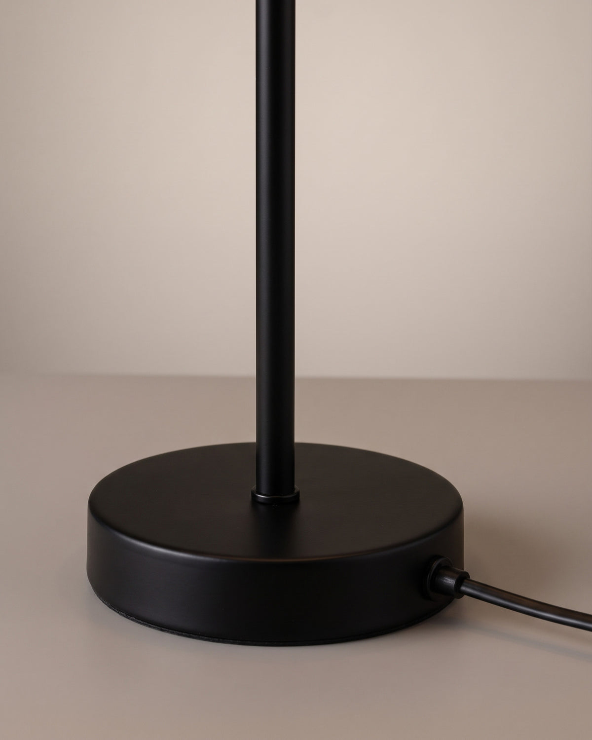 Lampe de table Gaze : détail technique (fixation, câble ou douille)