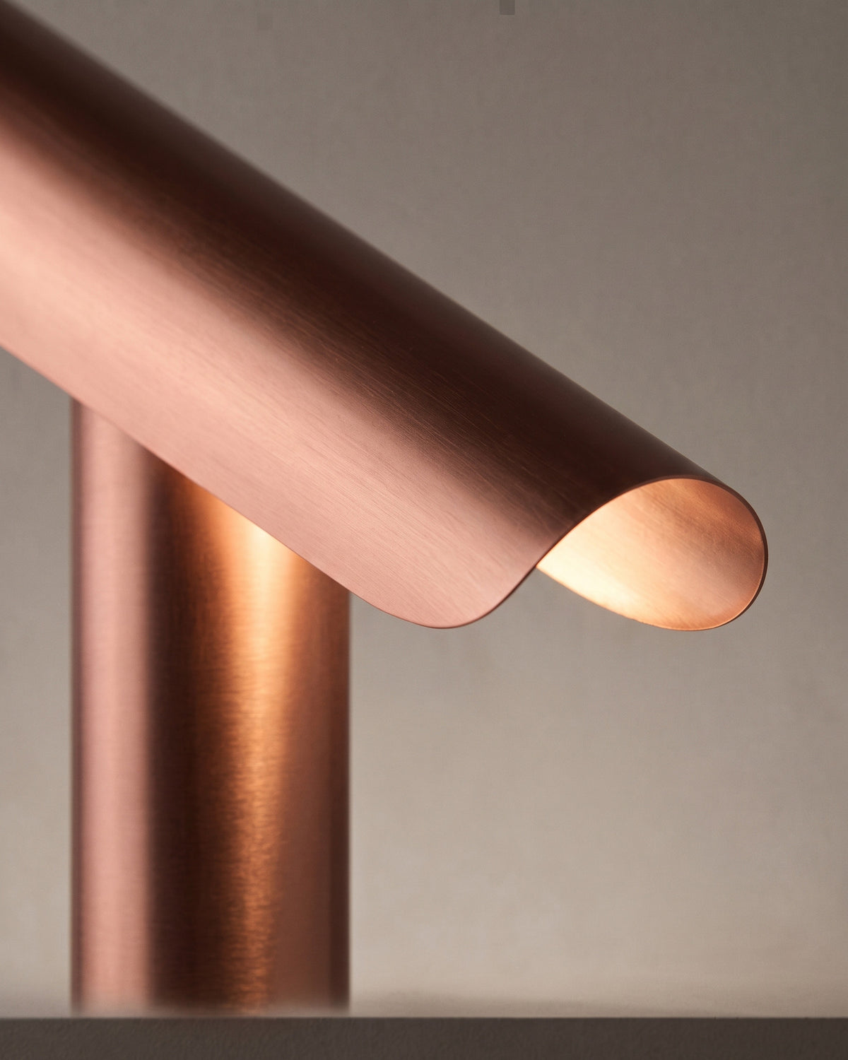 Lampe de table Gouttière: gros plan sur l'extrémité ouverte du tube incliné avec la lumière qui en sort