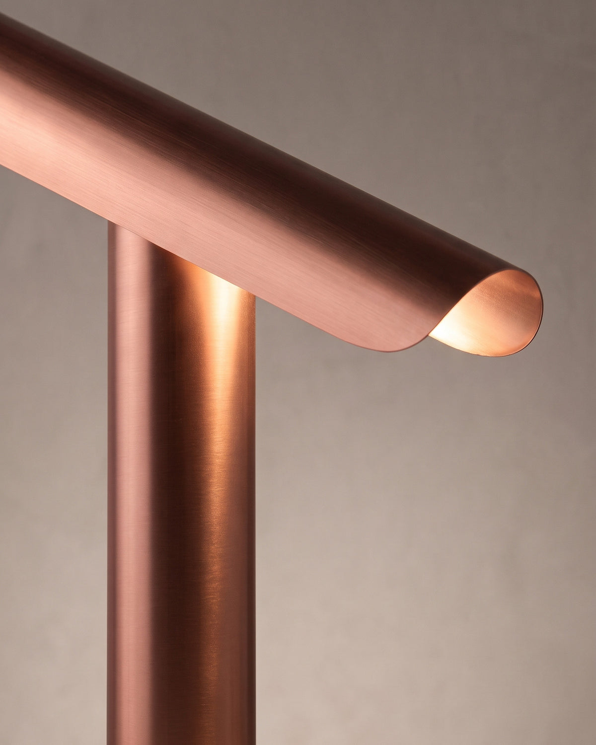 Lampe de table Gouttière : détail technique (fixation, câble ou douille)