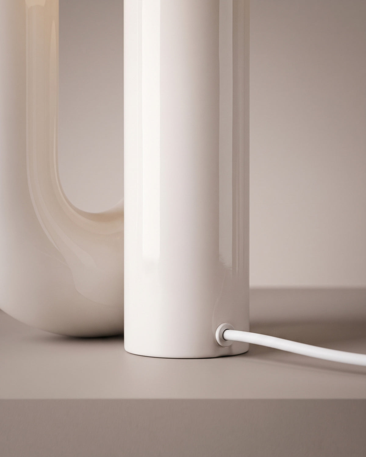 Lampe de table Volute : détail technique (fixation, câble ou douille)