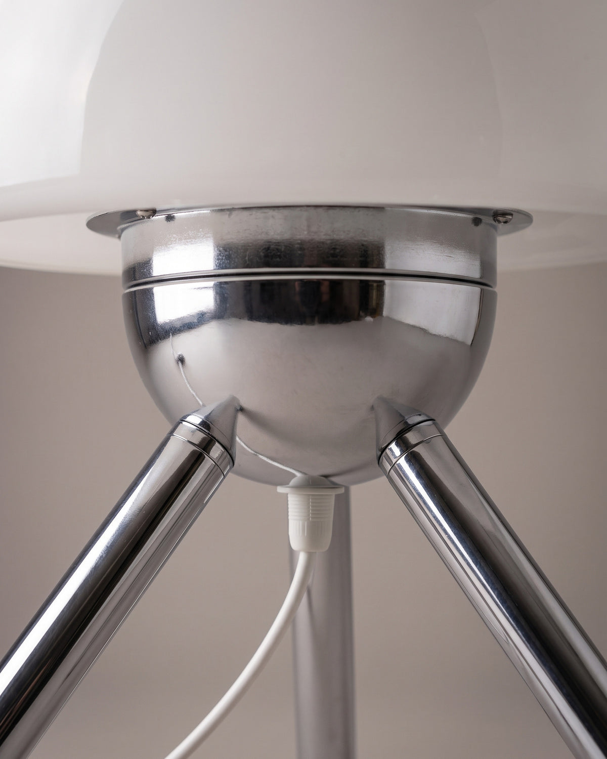 Lampe de table Bolet : détail technique (fixation, câble ou douille)