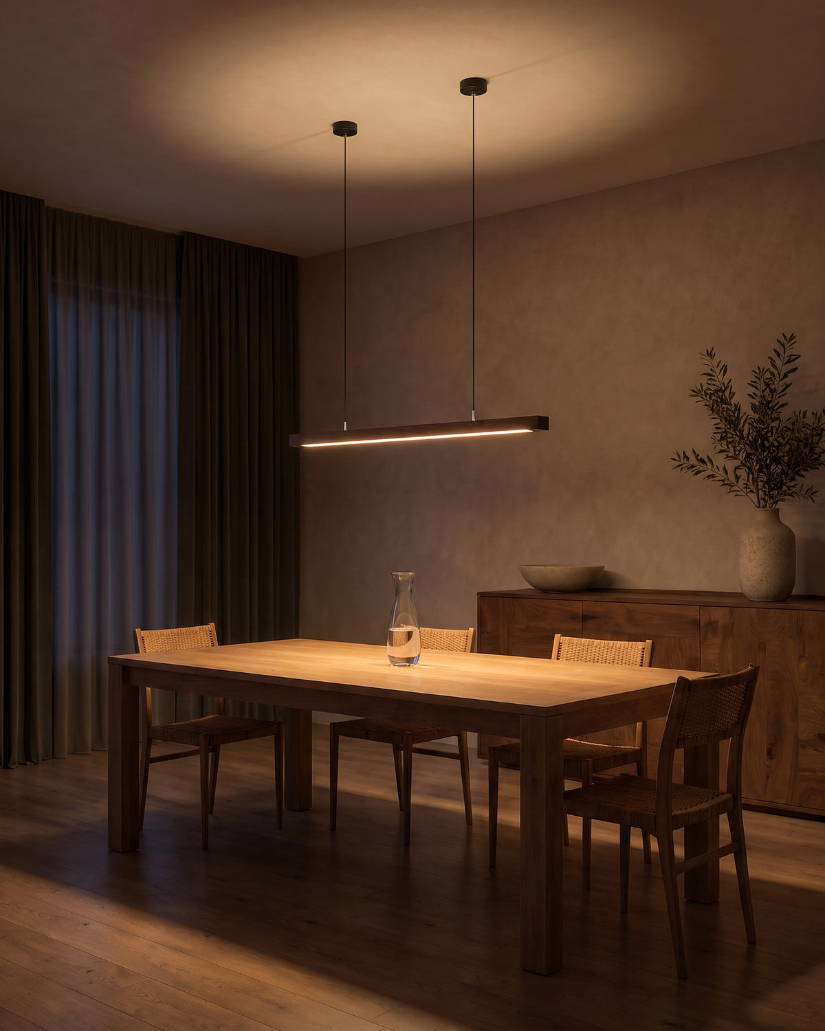 Suspension Ligne allumée la nuit au-dessus d'une table en chêne, salle à manger, effet de lumière