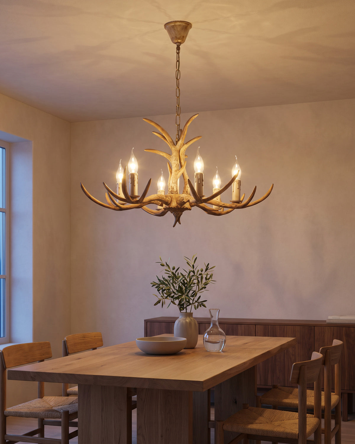 Lustre Ramure au-dessus d'une table en chêne, salle à manger, en soirée